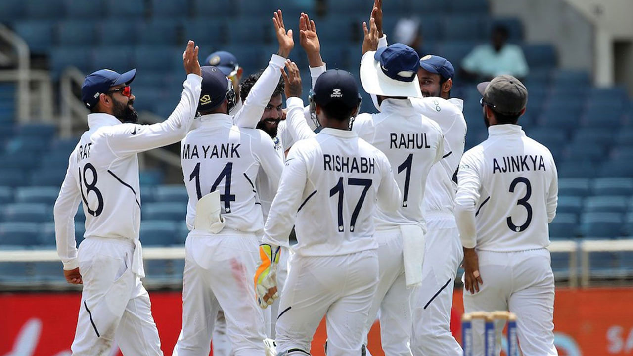 టెస్ట్ టీం ఇండియా ఓపెనింగ్ బ్యాట్స్‌మన్ కేఎల్ రాహుల్, డాషింగ్ ఫాస్ట్ బౌలర్ మహ్మద్ సిరాజ్ కూడా ఇండియా ఏ తరపున రెడ్ బాల్ గేమ్‌లు ఆడనున్నారు. ఈ ఇద్దరు ఆటగాళ్లు ఇండియా ఏ జట్టులో మొదటి మ్యాచ్ కోసం కాదు, రెండవ నాలుగు రోజుల మ్యాచ్ కోసం చేరుతారు. అదే సమయంలో రుతురాజ్ గైక్వాడ్, డానిష్ మాలేవర్, శుభం శర్మ, రజత్ పాటిదార్ వంటి ఆటగాళ్ళు ఇండియా ఏ రెడ్ బాల్ జట్టులోకి రాలేకపోయారు.