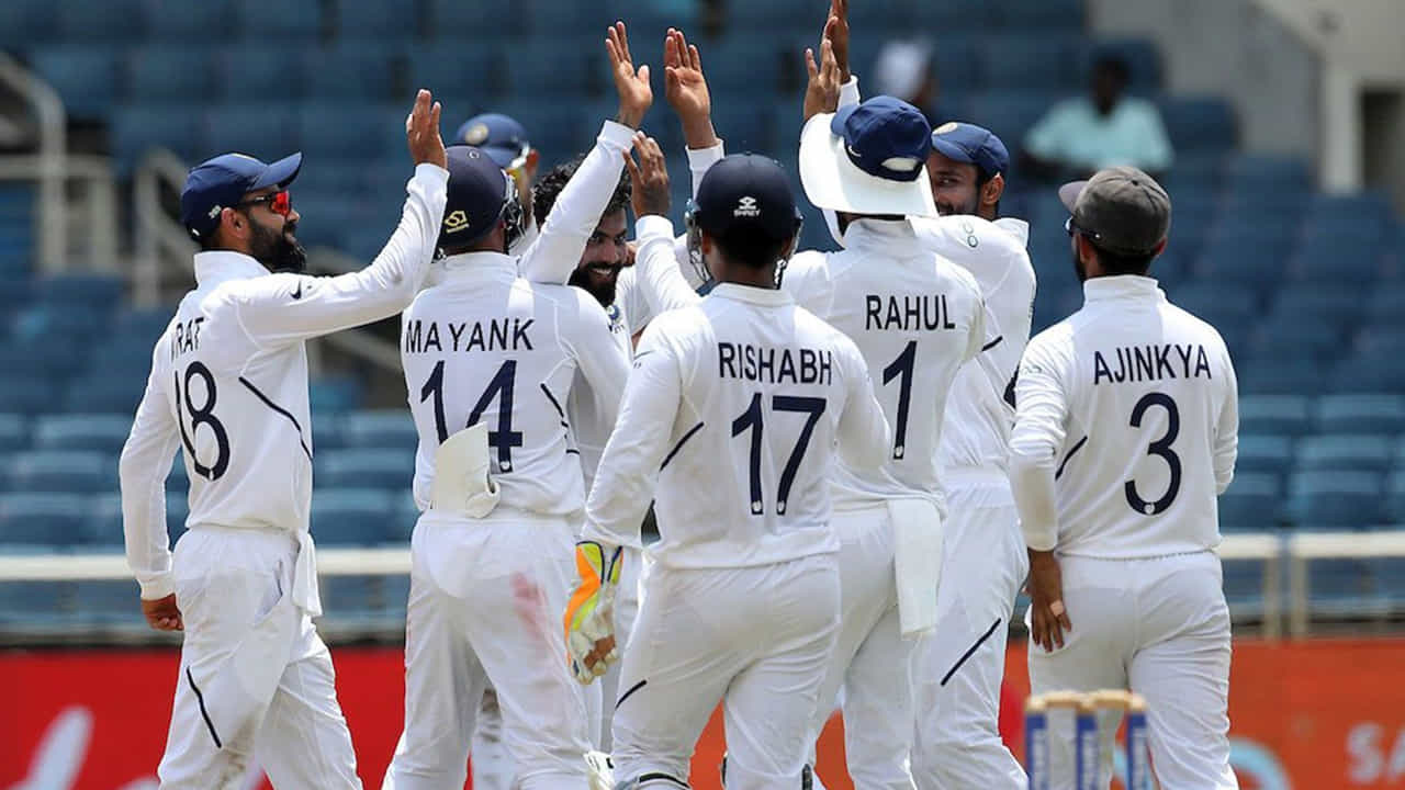 టెస్ట్ టీం ఇండియా ఓపెనింగ్ బ్యాట్స్మన్ కేఎల్ రాహుల్, డాషింగ్ ఫాస్ట్ బౌలర్ మహ్మద్ సిరాజ్ కూడా ఇండియా ఏ తరపున రెడ్ బాల్ గేమ్లు ఆడనున్నారు. ఈ ఇద్దరు ఆటగాళ్లు ఇండియా ఏ జట్టులో మొదటి మ్యాచ్ కోసం కాదు, రెండవ నాలుగు రోజుల మ్యాచ్ కోసం చేరుతారు. అదే సమయంలో రుతురాజ్ గైక్వాడ్, డానిష్ మాలేవర్, శుభం శర్మ, రజత్ పాటిదార్ వంటి ఆటగాళ్ళు ఇండియా ఏ రెడ్ బాల్ జట్టులోకి రాలేకపోయారు.
