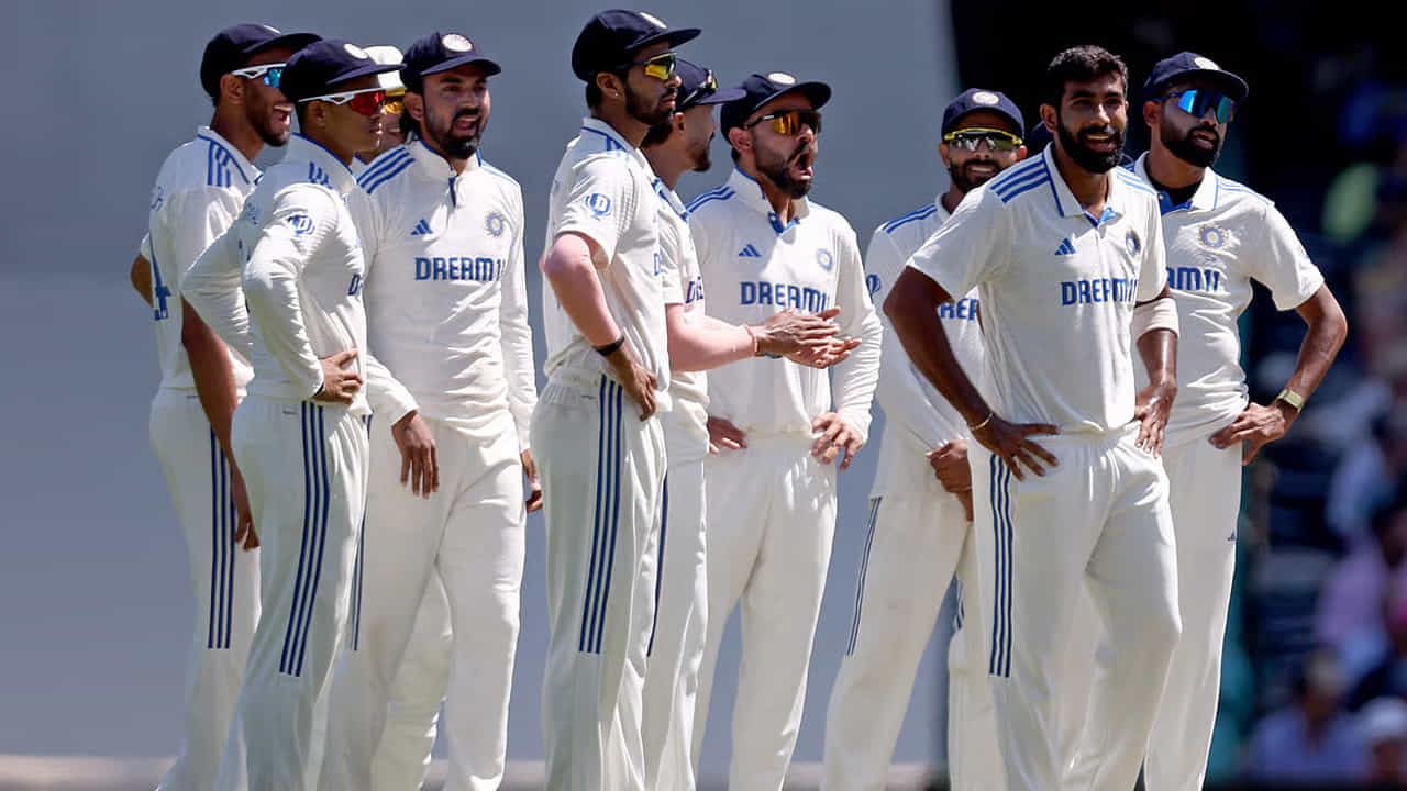 INDIA A vs AUSTRALIA A: సూర్యకుమార్ యాదవ్ నాయకత్వంలోని టీమిండియా 2025 ఆసియా కప్ కోసం సన్నాహాల్లో బిజీగా ఉండగా, ఆస్ట్రేలియా జట్టు భారత పర్యటన కోసం ఇండియా ఏ జట్టు బరిలోకి దిగనుంది. ఈ రెడ్ బాల్ సిరీస్ కోసం బీసీసీఐ కీలక నిర్ణయం తీసుకుంది. ఆస్ట్రేలియాతో జరగనున్న ఈ టెస్ట్ సిరీస్ కోసం కెప్టెన్ను మార్చింది.