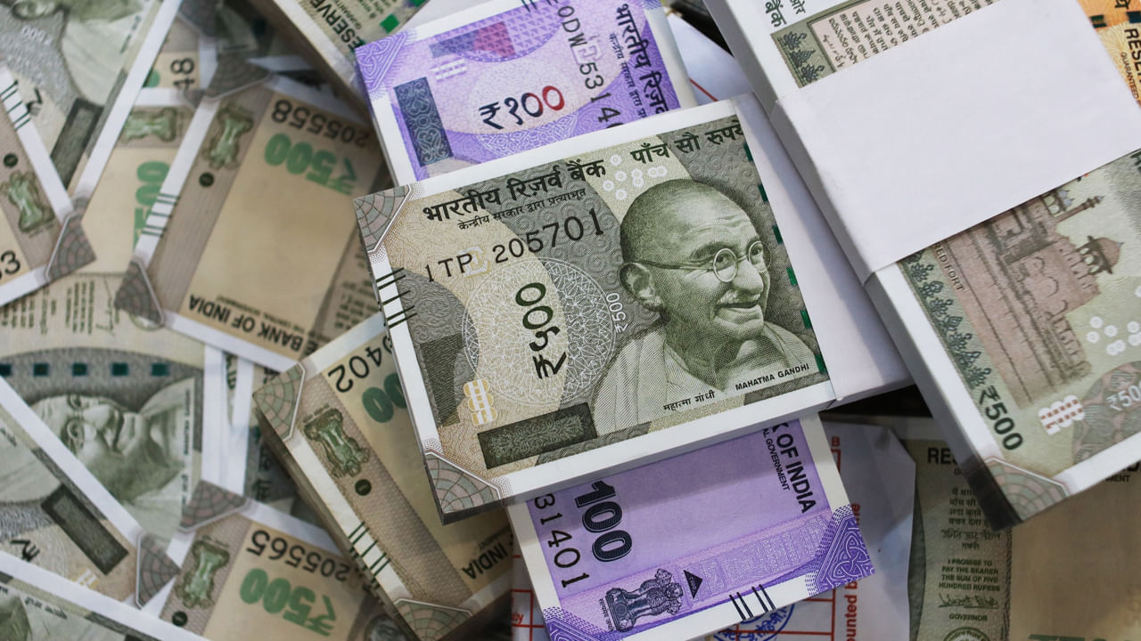 ముందుగా మీరు పోస్ట్ ఆఫీస్ 'పబ్లిక్ ప్రావిడెంట్ ఫండ్ (PPF)' పథకంలో ఖాతా తెరవాలి. ఈ పథకానికి కేంద్ర ప్రభుత్వం మద్దతు ఇస్తుంది. దీని ద్వారా మీ డబ్బు పూర్తిగా సురక్షితంగా ఉంటుంది. ప్రస్తుతం ఈ పథకంలో వడ్డీ రేటు సంవత్సరానికి 7.1 శాతం.