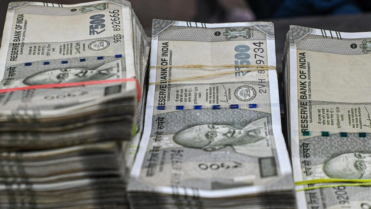 డబ్బును ఆదా చేయడం లేదా పెట్టుబడి పెట్టడం ఉత్తమ మార్గం అని ఆర్థికవేత్తలు చెబుతుంటారు. దీని కారణంగా ప్రస్తుతం చాలా మంది వివిధ రకాల ప్రాజెక్టులలో పెట్టుబడి పెట్టడానికి ఆసక్తి చూపుతున్నారు. ఈ పరిస్థితిలో కేవలం రూ.12,500 పెట్టుబడి పెట్టడం ద్వారా రూ.40,00,000 వరకు సంపాదించగల అద్భుతమైన పెట్టుబడి పథకం గురించి ఇప్పుడు తెలుసుకుందాం..