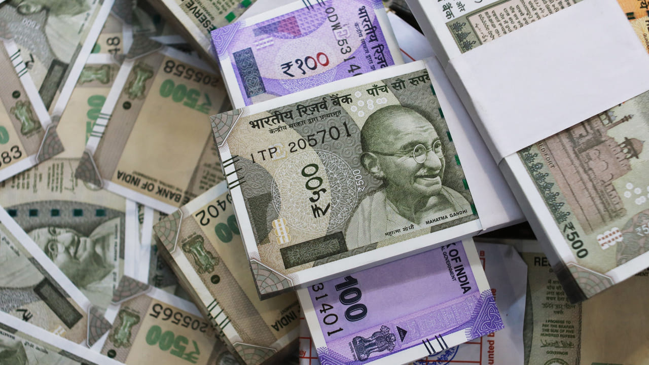 అంతే కాదు ఈ పథకాలలో ఆర్థిక నష్టాల ప్రమాదం కూడా చాలా తక్కువగా ఉంటుంది. అందుకే పోస్టల్ సేవింగ్స్ పథకాలు చాలా ప్రభావవంతంగా ఉంటాయి. అటువంటి పథకాలలో ఒకదానిలో పెట్టుబడి పెట్టడం ద్వారా మీరు రూ.40,00,000 వరకు ఆదా చేసుకోవచ్చు.