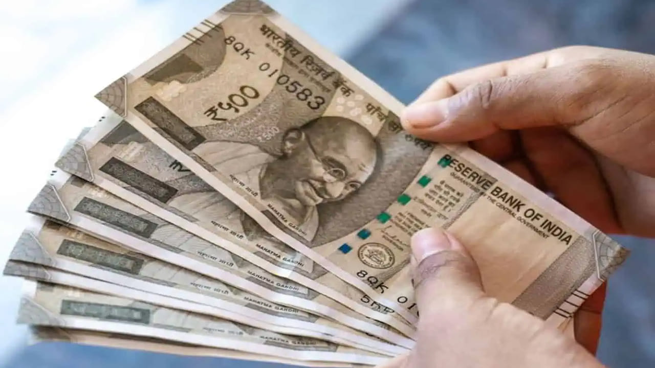 పోస్టాఫీసులు అమలు చేసే అద్భుతమైన పథకం పబ్లిక్ ప్రావిడెంట్ ఫండ్ (PPF). ఈ పథకం ప్రస్తుతం 7 శాతం వడ్డీ రేటును అందిస్తుంది. మీరు ఈ పథకంలో 15 సంవత్సరాలు నిరంతరం పెట్టుబడి పెడితే, మీరు మంచి రాబడిని పొందవచ్చు. మీరు ఈ పథకంలో ప్రతి నెలా రూ.12,500 పెట్టుబడి పెడతారని అనుకుందాం.