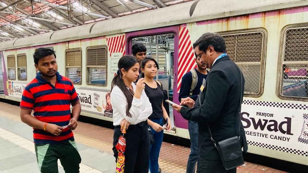 TTE మీ నుండి పూర్తి ఛార్జీని తీసుకుని, జరిమానాను జోడించిన తర్వాత మీకు టికెట్ ఇస్తారు. ఇది మీ ప్రయాణాన్ని చెల్లుబాటు చేస్తుంది. భవిష్యత్తులో మీరు ఎటువంటి సమస్యను ఎదుర్కోవాల్సిన అవసరం ఉండదు. అయితే, ఈ పద్ధతిని అత్యవసర పరిస్థితిలో మాత్రమే అవలంబించాలని గుర్తుంచుకోండి. మీరు ఉద్దేశపూర్వకంగా అబద్ధం చెప్పడం ద్వారా ఇలా చేస్తే, మీరు అదనపు జరిమానా చెల్లించాల్సి రావచ్చు.