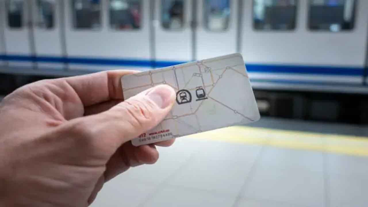 ఎవరికైనా ఇంట్లో అకస్మాత్తుగా అత్యవసర పరిస్థితి ఏర్పడితే.. అలాంటి పరిస్థితిలో రైలు టికెట్ కొనడానికి సమయం ఉండదు. అప్పుడు మీరు ప్లాట్ఫామ్ టికెట్ తీసుకుని రైలు ఎక్కవచ్చు. రైల్వే నిబంధనల ప్రకారం ఇది చెల్లుతుంది. కానీ ఇందులో ఒక షరతు ఉంది. రైలు ఎక్కిన తర్వాత మీరు వెంటనే TTE ని కలవాలి. మీ అత్యవసర పరిస్థితి గురించి మీరు అతనికి వివరించాల్సి ఉంటుంది.