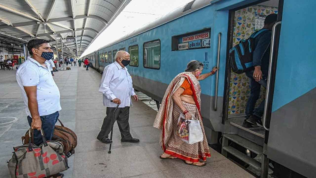 జీవితం అనిశ్చితులతో నిండి ఉంటుంది. ఎవరి ఇంట్లోనైనా అకస్మాత్తుగా ఎప్పుడు అత్యవసర పరిస్థితి తలెత్తుతుందో చెప్పడం అసాధ్యం. అత్యవసర సమయంలో అతి పెద్ద ఆందోళన ఎలా ప్రయాణించాలి. కొన్నిసార్లు స్టేషన్ చేరుకునే ముందు టికెట్ కొనుక్కోలేని పరిస్థితి ఏర్పడుతుంది. అలాంటి పరిస్థితిలో, సాధారణంగా ఆన్లైన్లో కూడా రైలు టికెట్ పొందలేరు.