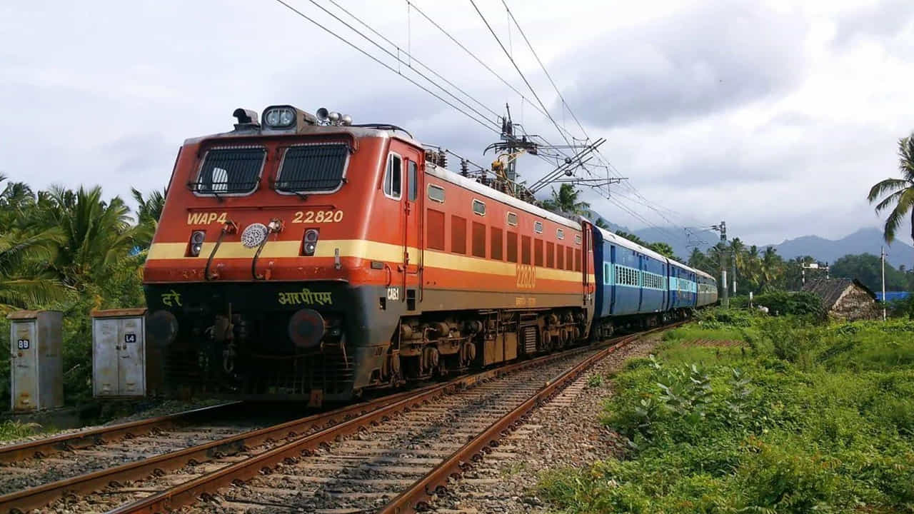 ప్రయాణీకుల కోసం రిజర్వ్ చేయని టిక్కెట్లను సౌకర్యవంతంగా కొనుగోలు చేయడానికి యూటిఎస్ మొబైల్ అప్లికేషన్ను ప్రవేశపెట్టింది సౌత్ సెంట్రల్ రైల్వే. ఈ యాప్కు ఆరంభం నుంచే విశేషమైన స్పందన లభించింది. ఈ యాప్ను ఉపయోగించే ప్రయాణికుల సంఖ్య క్రమంగా పెరుగుతోంది. ఆధునిక టికెటింగ్ వ్యవస్థలో యూటిఎస్ యాప్ ఒక పెద్ద ముందడుగుగా చెప్పొకోవచ్చు. అన్రిజర్వ్డ్ ప్రయాణికులకు ఈ యాప్ ఒక వరంగా మారింది. యూటిఎస్ మొబైల్ యాప్ ద్వారా అన్రిజర్వ్డ్ టిక్కెట్ల అమ్మకాన్ని ప్రోత్సహించడానికి, మొబైల్ యాప్ గురించి రైలు వినియోగదారులకు మరింత చేరువ చేయడానికి రైల్వే అధికారులు అనేక చర్యలు తీసుకున్నారు.