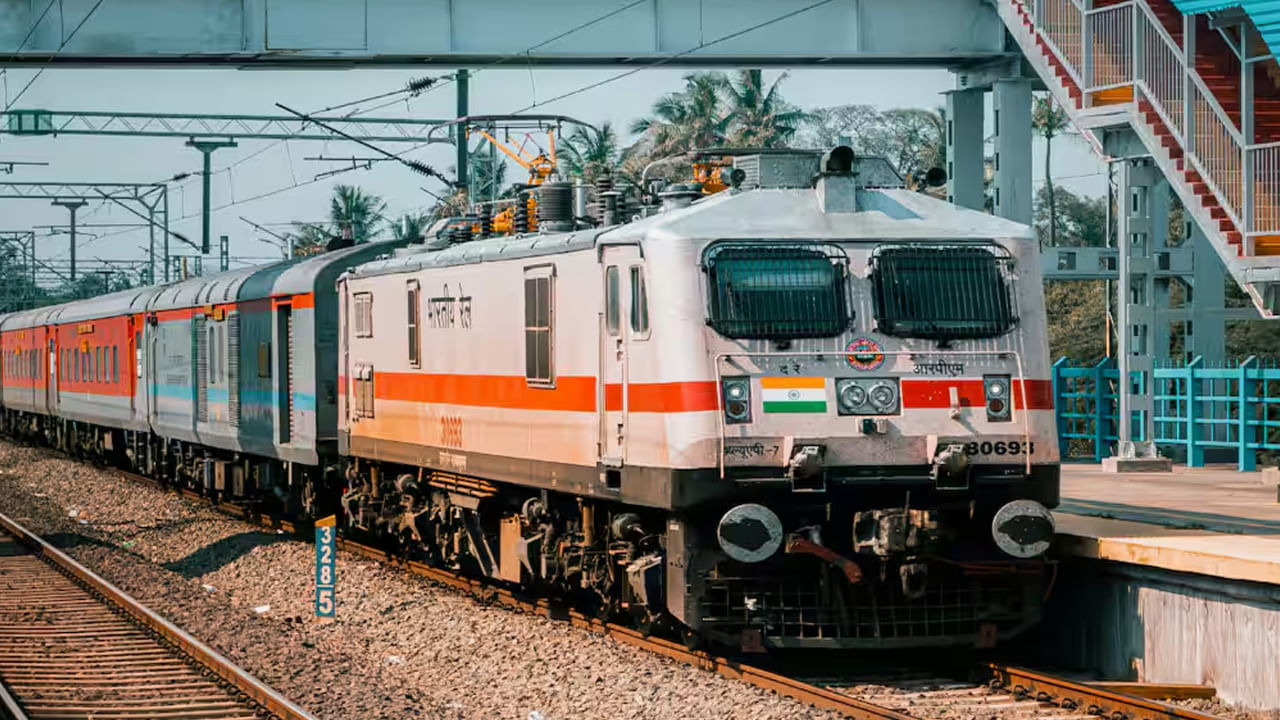 స్టేషన్ కాన్కోర్స్ ప్రాంతంలో యూటిఎస్ మొబైల్ యాప్‌ను ప్రోత్సహించడానికి నియమించబడిన వ్యక్తులు ఈ జాకెట్లను ధరిస్తారు. ప్రయాణికులు జాకెట్ వెనుక భాగంలో ఉన్న క్యూఆర్ కోడ్‌ను స్కాన్ చేయవచ్చు. యూటిఎస్  యాప్‌లో టిక్కెట్లను కొనుగోలు చేయడం వల్ల కలిగే ప్రయోజనాల గురించి సిబ్బంది వారికి మార్గనిర్దేశం చేస్తారు. ఈ చర్య టికెట్ కౌంటర్ల వద్ద క్యూలను తగ్గించడానికి, నగదు రహిత, డిజిటల్ లావాదేవీలను ప్రోత్సహించడానికి సహాయపడుతుంది.