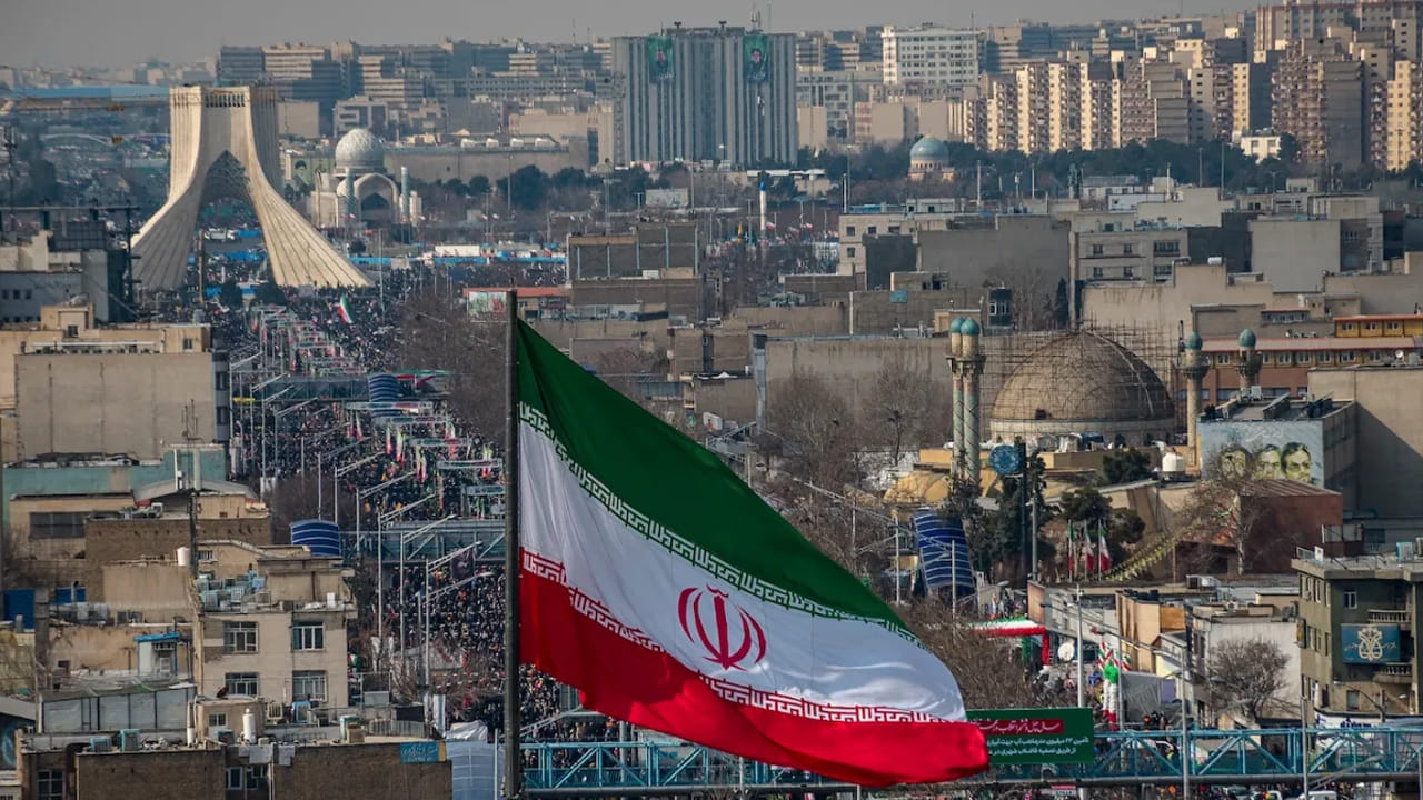 ఇరాన్: ప్రపంచంలో అత్యంత బలహీనమైన కరెన్సీల్లో ఇరానియన్ రియాల్ ఒకటి. ఇక్కడ 1 భారతీయ రూపాయికి దాదాపు 490 నుంచి 500 రియాల్స్ లభిస్తాయి. అంటే మీరు కేవలం రూ.10,000తో ఇరాన్కు వెళితే మీ వద్ద దాదాపు 50 లక్షల రియాల్స్ ఉంటాయి. ఈ భారీ మొత్తం అక్కడి చరిత్ర, సంస్కృతి, ఆహ్లాదకరమైన వాతావరణాన్ని తక్కువ ఖర్చుతో ఆస్వాదించడానికి సహాయపడుతుంది.