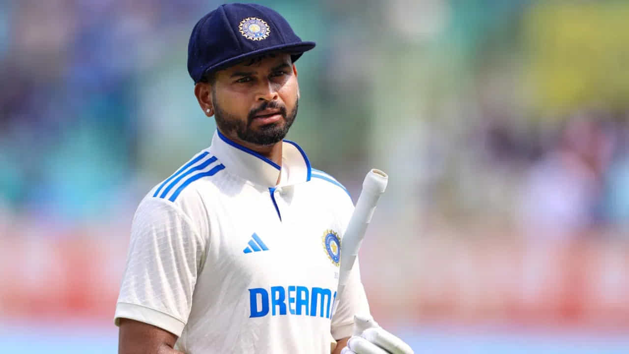 యశస్వి జైస్వాల్తో పాటు, ఆసియా కప్ జట్టులో చోటు దక్కకపోవడంతో బాధపడ్డ మరో అనుభవజ్ఞుడైన బ్యాట్స్ మెన్ శ్రేయాస్ అయ్యర్ కూడా తొలి ఇన్నింగ్స్లో నమ్మదగిన ప్రదర్శన ఇవ్వలేదు. జట్టు తరపున ఐదో స్థానంలో మైదానంలోకి వచ్చిన శ్రేయాస్ 28 బంతుల్లో 25 పరుగులు చేసి ఒక వికెట్ ఇచ్చాడు. ఇప్పుడు, రెండవ ఇన్నింగ్స్ లో వారిద్దరి నుంచి భారీ ఇన్నింగ్స్ ఆశించవచ్చు.