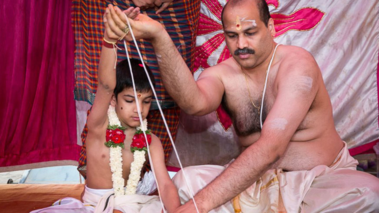 ఏదైనా పవిత్రమైన సందర్భాలలో బాలుడు తప్పనిసరిగా జంధ్యంను ధరించాలి. అతను తన ఎడమ భుజంపై పవిత్ర దారం ధరించాలి. అయితే, కుటుంబంలో ఏదైనా దురదృష్టకర సంఘటన జరిగితే బాలుడు తన కుడి భుజం నుంచి జంధ్యం దారాన్ని ధరించాలి.