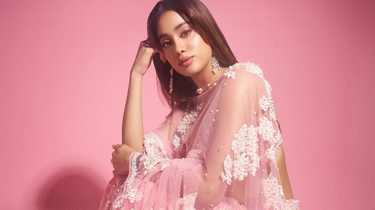 బాలీవుడ్ చిన్నది అతిలోక సుందరి గారాల పట్టీ జాన్వీ కపూర్ గురించి ప్రత్యేకంగా చెప్పాల్సిన పని లేదు. అందం, అభినయం ఈ ముద్దుగుమ్మ సొంతం. తన అందంతో ఎంతో మంది మదిని దోచుకున్న ఈ ముద్దుగుమ్మ ఎప్పుడూ సోషల్ మీడియాలో యాక్టివ్‌గా ఉంటూ తన క్యూట్ అండ్ బ్యూటిఫుల్ ఫొటోస్ షేర్ చేస్తుంటుంది.