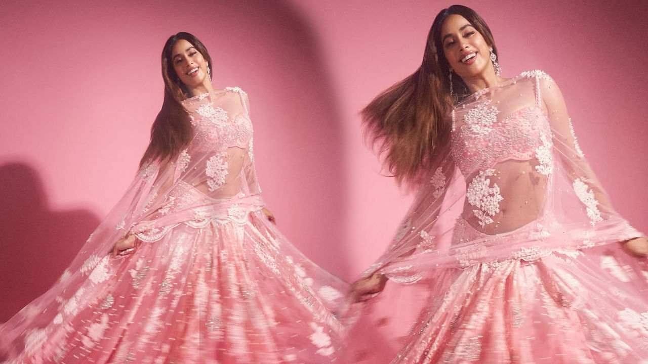 జాన్వీ కపూర్  ధడక్ సినిమాతో హీరోయిన్‌గా బాలీవుడ్‌లోకి ఎంట్రీ ఇచ్చింది. మొదటి సినిమాతో ఈ ముద్దుగుమ్మ తన నటనతో ప్రతి ఒక్కరినీ ఆకట్టుకుంటుంది.  ఈ మూవీతో ఈ అమ్మడుకు మంచి క్రేజ్ రావడంతో వరసగా ఆఫర్స్ క్యూ కట్టాయి. తక్కువ సమయంలోనే క్రేజీ హీరోయిన్‌గా గుర్తింపు సంపాదించుకుంది.