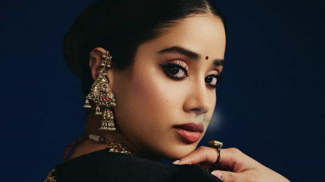 బాలీవుడ్ బ్యూటీ జాన్వీ కపూర్ గురించి ఎంత చెప్పినా తక్కువే. అందం, అభినయం ఈ ముద్దుగుమ్మ సొంతం. ధడక్ సినిమాతో బాలీవుడ్‌లోకి ఎంట్రీ ఇచ్చిన ఈ బ్యూటీ మొదటి సినిమాతోనే మంచి ఫేమ్ సంపాదించుకుంది. తర్వాత వరసగా సినిమాలు చేస్తూ తన అంద, చందాలతో అందరిమనసు దోచేస్తుంది.