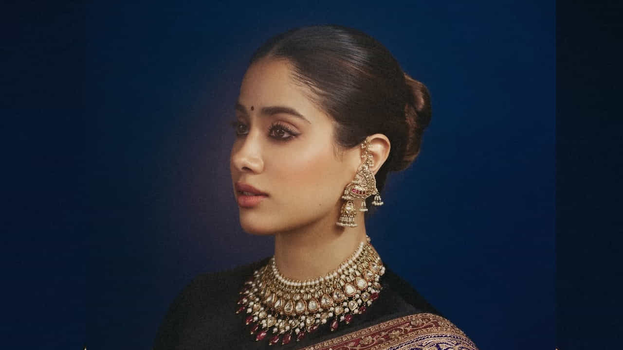 ప్రస్తుతం ఈ బ్యూటీ టాలీవుడ్, బాలీవుడ్‌లో వరసగా సినిమాలు చేస్తూ తన  క్యూట్ నెస్‌తో అందరిని  మాయ చేస్తుంది.  గ్లోబల్ స్టార్ ఎన్టీఆర్ సరసన  దేవర మూవీలో నటించి తెలుగు ప్రేక్షకుల మనసు దోచుకుంది ఈ ముద్దుగుమ్మ.