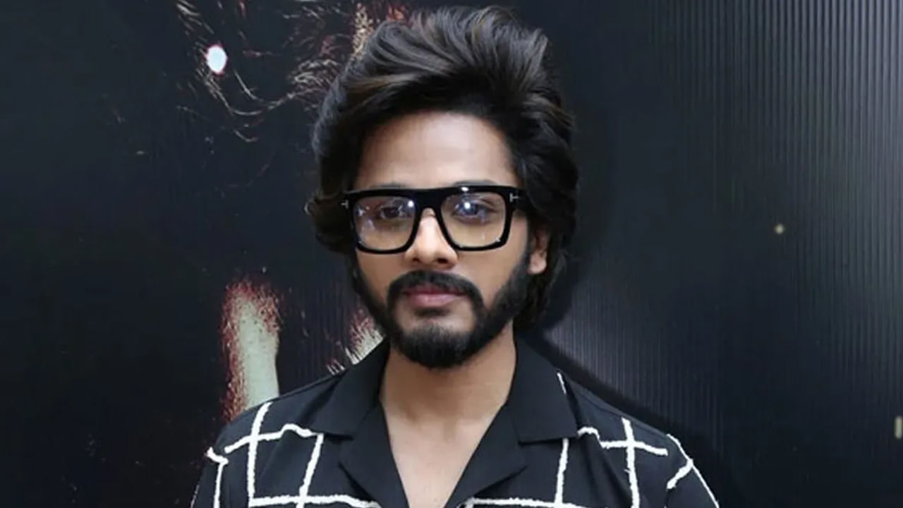 కాగా ఈ విషయాన్ని తేజా మిరాయి ప్రమోషన్స్‌లో తెలిపిన విషయం తెలిసిందే. అలాగే తేజా మాట్లాడుతూ..ఈ మూవీ నవీన్‌కి వెళ్లడం చాలా ఆనందంగా అనిపించింది. ఆయన సినిమాకు 100 శాతం న్యాయం చేశాడు. తెలంగాణ యాసలో అద్భుతంగా మాట్లాడమే కాకుండా, బాగా నటించారని చెప్పుకొచ్చాడు.