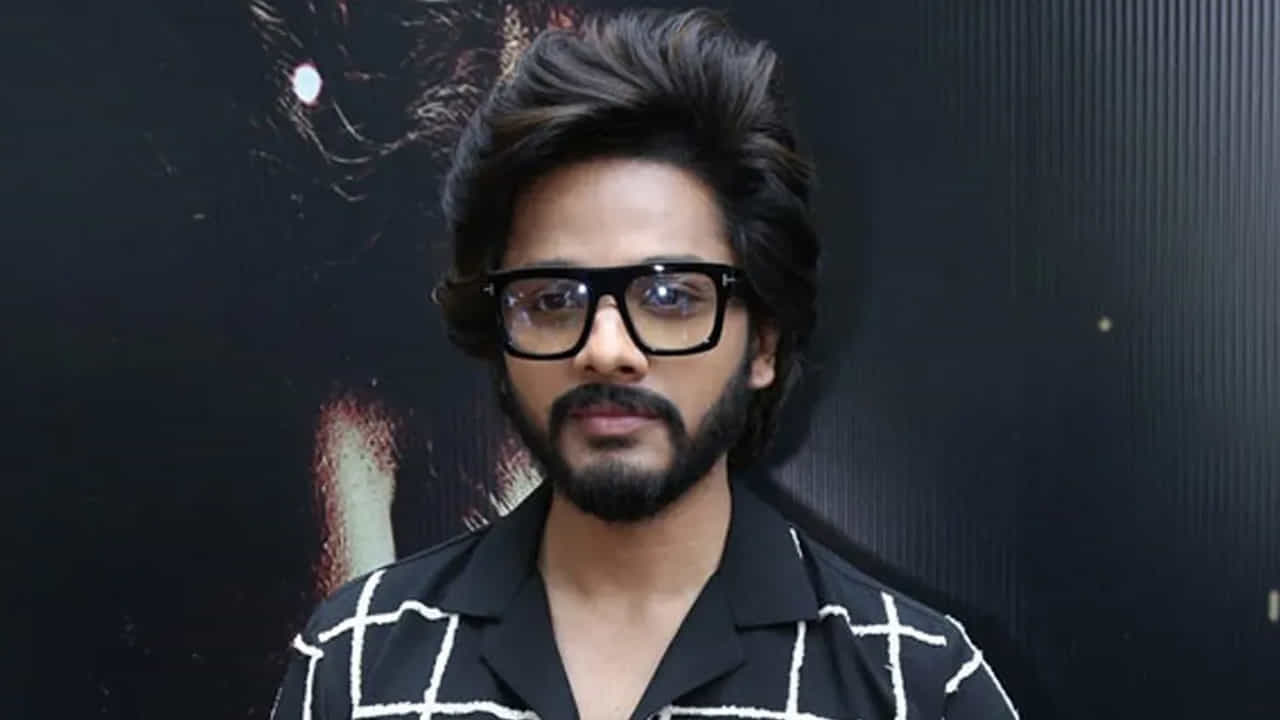 కాగా ఈ విషయాన్ని తేజా మిరాయి ప్రమోషన్స్లో తెలిపిన విషయం తెలిసిందే. అలాగే తేజా మాట్లాడుతూ..ఈ మూవీ నవీన్కి వెళ్లడం చాలా ఆనందంగా అనిపించింది. ఆయన సినిమాకు 100 శాతం న్యాయం చేశాడు. తెలంగాణ యాసలో అద్భుతంగా మాట్లాడమే కాకుండా, బాగా నటించారని చెప్పుకొచ్చాడు.