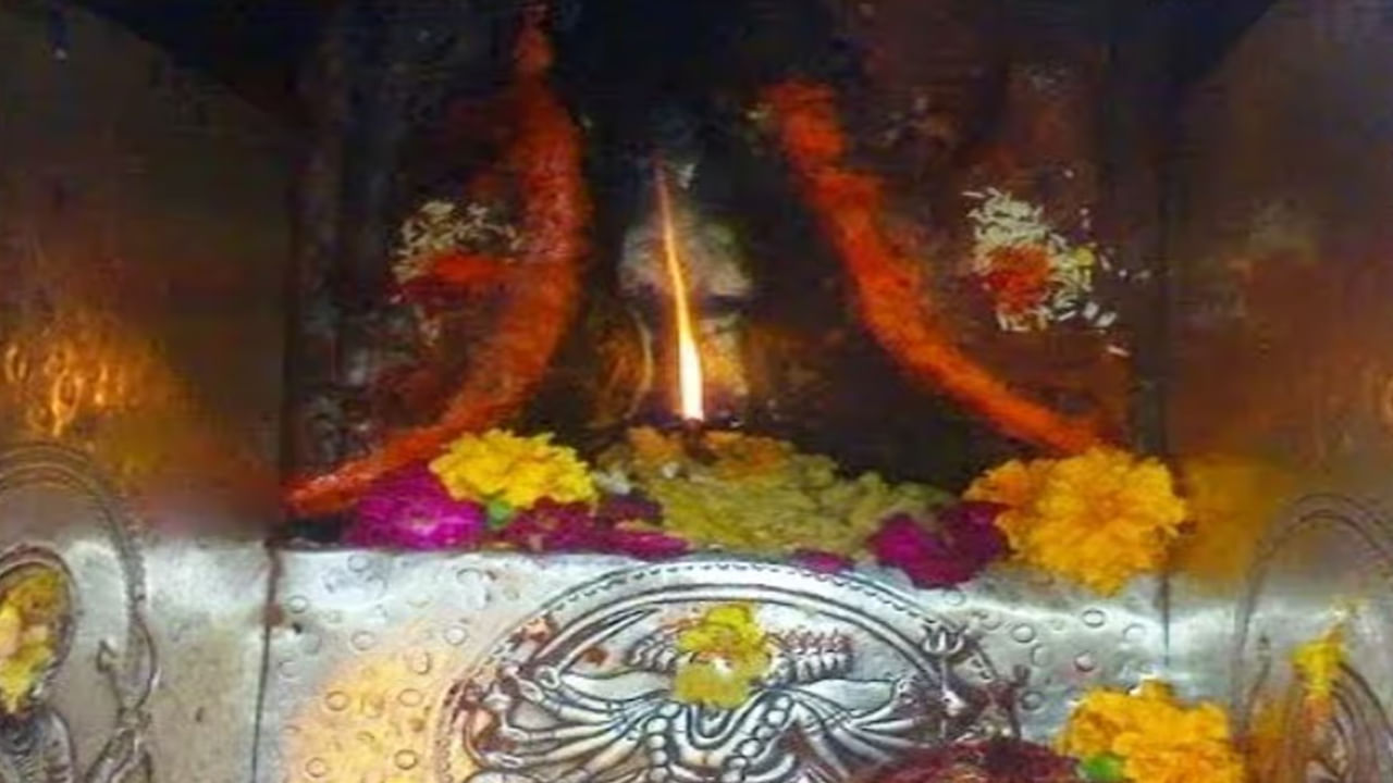 ఇక్కడ బండరాళ్ల మధ్య నుండి సహజ వాయువు లీకేజీ కావడం వల్ల ఆలయ గర్భగుడిలో తొమ్మిది శాశ్వత జ్వాలలు మండుతున్నాయి. ఈ జ్వాలలు ఎటువంటి ఇంధనం లేదా నూనె లేకుండా మండుతున్నాయి. శతాబ్దాలుగా అలాగే మండుతున్నాయి. ఈ జ్వాలలు మాతా జ్వాలా దేవి వివిధ రూపాలను సూచిస్తాయని భావిస్తారు. కానీ, శాస్త్రీయ దృక్కోణంలో ఈ మంటలకు కారణం సహజ వాయువు లీకేజీ అని చెబుతారు. ఇది రాళ్ల మధ్య నుండి బయటకు వచ్చిన తర్వాత కూడా మండుతూనే ఉంటుంది. అయితే భక్తులకు ఇది ఆ అమ్మవారి అద్భుత శక్తికి సమానం అని నమ్ముతారు. 