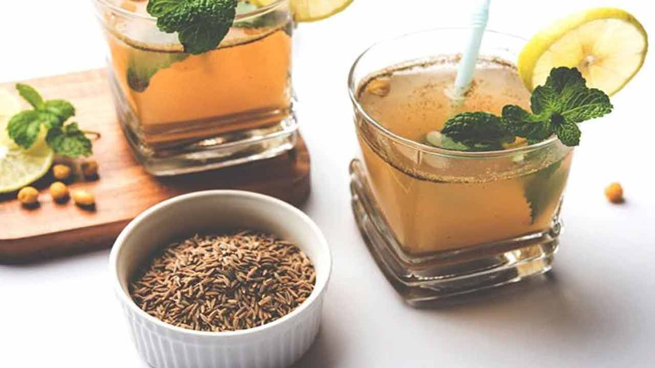 అధిక రక్తంలో చక్కెర తగ్గింపు: జీలకర్రను క్రమం తప్పకుండా తీసుకోవడం వల్ల రక్తంలో చక్కెర స్థాయిలు తగ్గుతాయి. హైపోగ్లైసీమియా లేదా తక్కువ రక్తంలో చక్కెరతో బాధపడేవారు జీలకర్రను తినకూడదు. ఇది రక్తంలో చక్కెర స్థాయిలను అధికంగా తగ్గిస్తుంది.