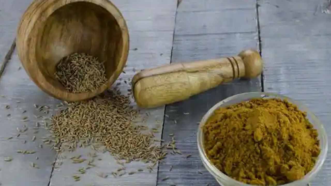 హార్మోన్ల అసమతుల్యత: జీలకర్రను అధికంగా తీసుకోవడం వల్ల శరీరంలో హార్మోన్ల అసమతుల్యత ఏర్పడుతుంది. జీలకర్రను అధికంగా తీసుకోవడం వల్ల మహిళల ఋతు చక్రాలను ప్రభావితం చేయవచ్చు.