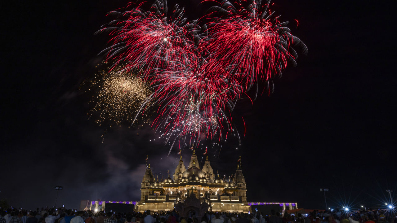 Swaminarayan Temple: స్వామినారాయణ్ ఆలయ ప్రాణ ప్రతిష్ట వేడుకలు.. బాణాసంచా ప్రదర్శనలతో వెలిగిపోయిన ప్రాంగణం Swaminarayan Temple: స్వామినారాయణ్ ఆలయ ప్రాణ ప్రతిష్ట వేడుకలు.. బాణాసంచా ప్రదర్శనలతో వెలిగిపోయిన ప్రాంగణం