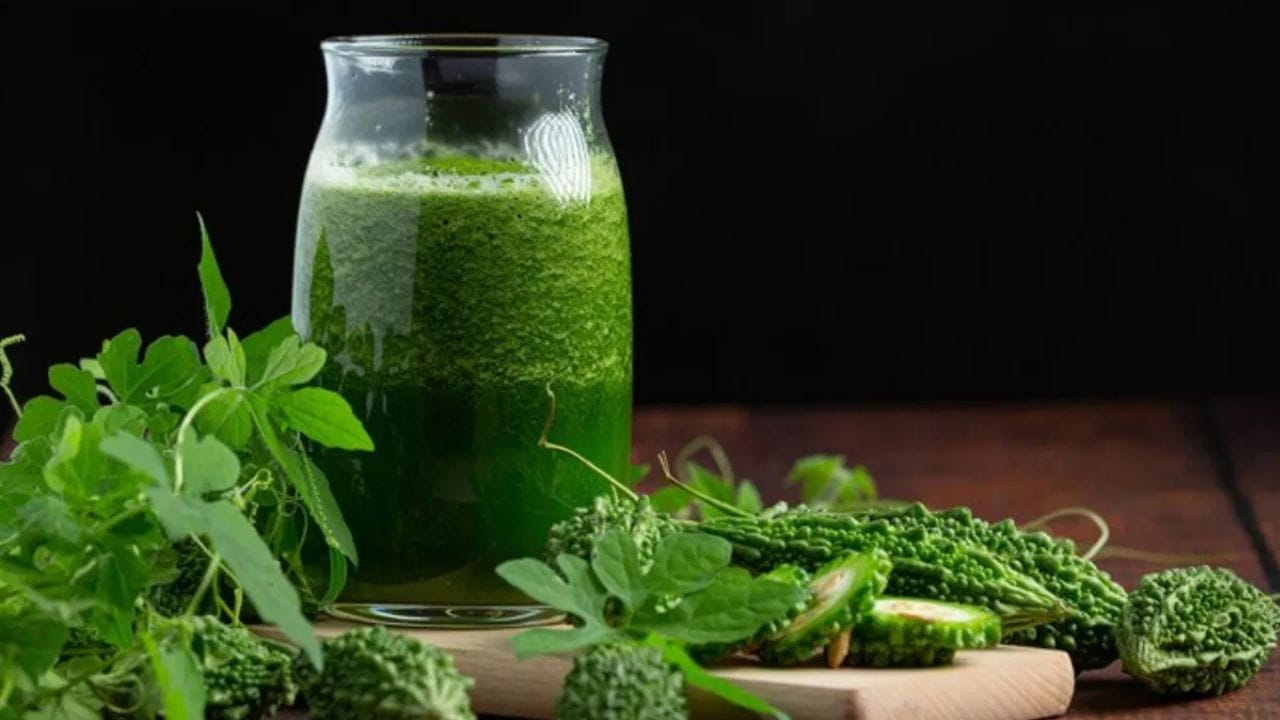 రోగనిరోధక శక్తిని బలపరుస్తుంది: ఇన్ఫెక్షన్లు, వైరల్ ఫీవర్స్ వంటి వాటి నుంచి మన శరీరాన్ని కాపాడుకునేందుకు మన రోగనిరోధక శక్తిని బలంగా ఉంచుకోవడం ఎంతో ముఖ్యం. ఈ జ్యూస్ను రోజూ తాగడం ద్వారా మనలో రోగనిరోదక శక్తి పెరుగుతుంది. ఇందులో ఉండే విటమిన్ సి, జింక్, యాంటీఆక్సిడెంట్లు పుష్కలంగా ఉన్నాయి, ఇవి శరీరం ఫ్రీ రాడికల్స్, హానికరమైన వ్యాధికారకాలతో పోరాడటానికి సహాయపడతాయి. ప్రతిరోజూ ఒక గ్లాసు కాకరకాయ రసం తాగడం వల్ల అనారోగ్యానికి గురయ్యే అవకాశాలు తగ్గుతాయి. ఇది రోజంతా మిమ్మల్ని శక్తివంతంగా ఉంచుతుంది.