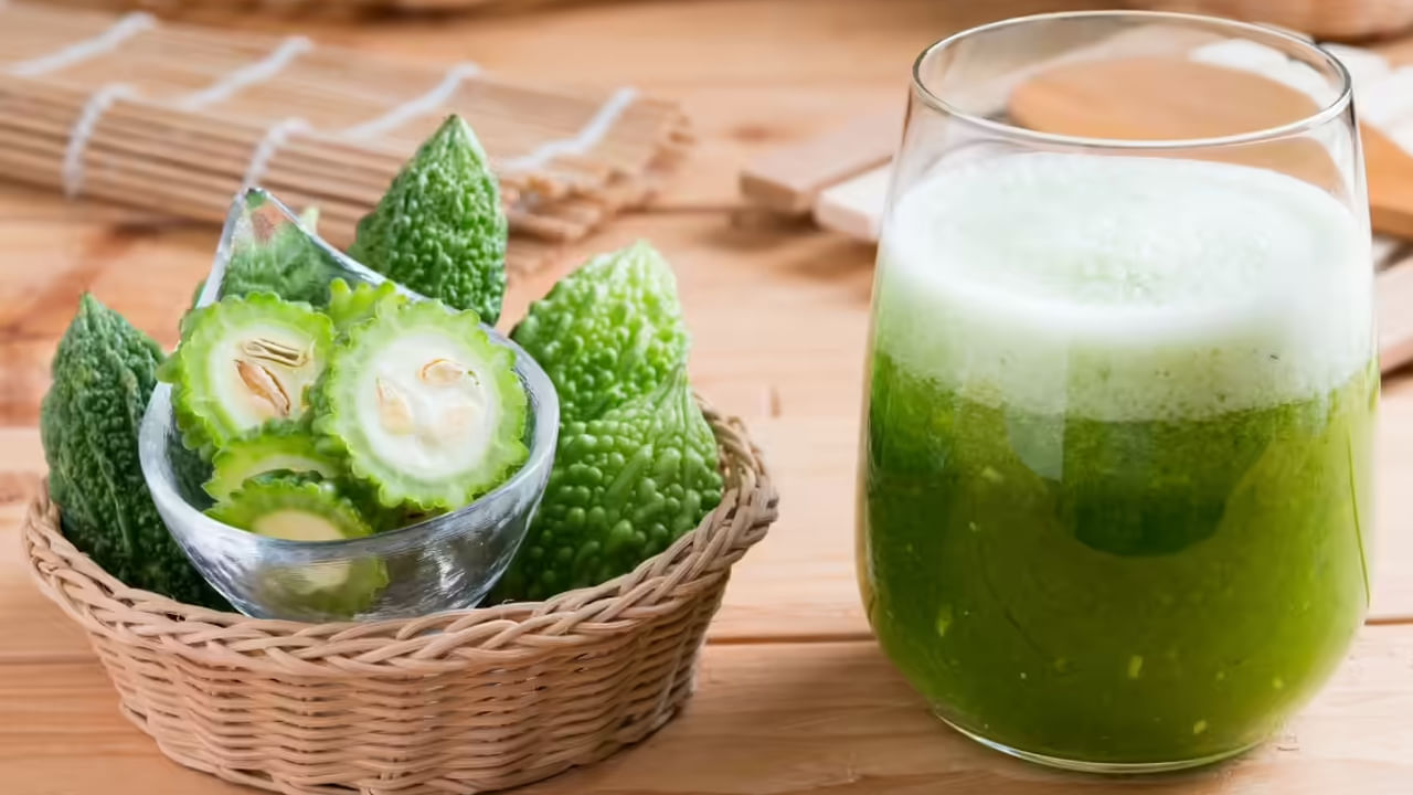 చర్మ సౌందర్యం: చర్మాన్ని కాపాడేందుకు కాకరకాయ రసం ఒక అద్భుతమైన ఎంపిక. ఇది సహజంగా రక్తాన్ని శుద్ధి చేస్తుంది. ఇది మీ శరీరం లోపలికి వెళ్లి లోపలి నుండి శుభ్రపరచడం ద్వారా మొటిమలు, చర్మ దద్దుర్లు, చర్మ ఇన్ఫెక్షన్లను తగ్గిస్తుంది. కాలక్రమేణా, ఇది మీ చర్మం స్పష్టంగా, ప్రకాశవంతంగా, యవ్వనంగా కనిపించడానికి సహాయపడుతుంది.