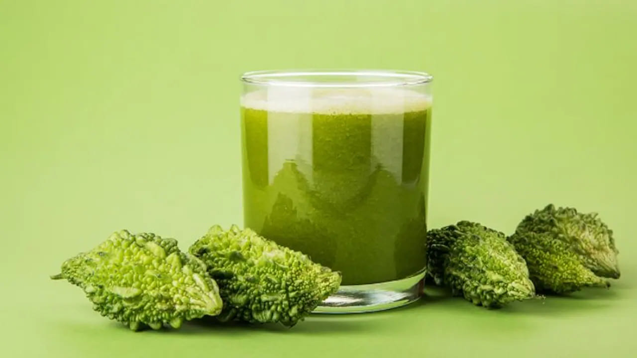 చక్కెరను నియంత్రిస్తుంది: డయాబెటీస్‌తో బాధపడేవారికి కాకరకాయ రసం నిజంగా ఒక వరం అని చెప్పవచ్చు. ఇందులో ఉండే సారంటిన్ పాలీపెప్టైడ్-బి అనే సమ్మెళ్లనాలు ఇన్సులిన్ చర్యను అనుకరిస్తాయి. అవి గ్లూకోజ్ వినియోగాన్ని మెరుగుపరచడంతో పాటు రక్తంలో చక్కెర శోషణను తగ్గించి చక్కెర స్థాయిలను స్థిరంగా ఉంచడంలో సహాయపడతాయి. అందుకే కాకరకాయ రసాన్ని సహజ యాంటీ డయాబెటిక్ ఔషధంగా పిలుస్తారు.