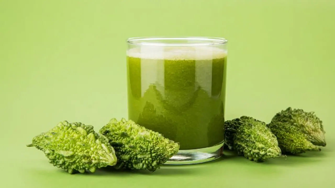 చక్కెరను నియంత్రిస్తుంది: డయాబెటీస్తో బాధపడేవారికి కాకరకాయ రసం నిజంగా ఒక వరం అని చెప్పవచ్చు. ఇందులో ఉండే సారంటిన్ పాలీపెప్టైడ్-బి అనే సమ్మెళ్లనాలు ఇన్సులిన్ చర్యను అనుకరిస్తాయి. అవి గ్లూకోజ్ వినియోగాన్ని మెరుగుపరచడంతో పాటు రక్తంలో చక్కెర శోషణను తగ్గించి చక్కెర స్థాయిలను స్థిరంగా ఉంచడంలో సహాయపడతాయి. అందుకే కాకరకాయ రసాన్ని సహజ యాంటీ డయాబెటిక్ ఔషధంగా పిలుస్తారు.