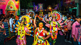 ఒంగోలులో అమ్మవారి కళారాలు ఊరేగింపు.. భక్తులు నీరాజనాలు