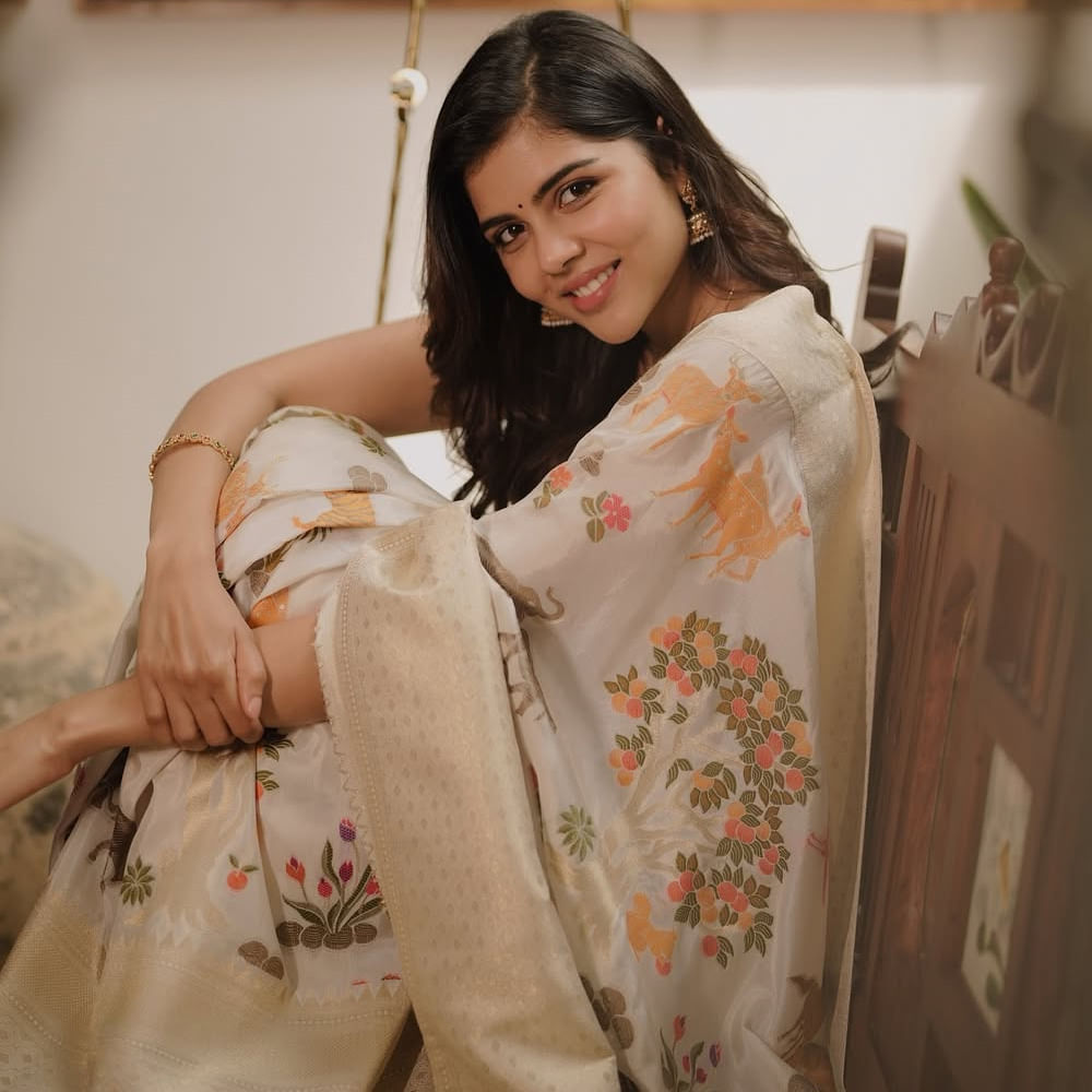 కల్యాణి ప్రియదర్శన్ ఇప్పుడు సోషల్ మీడియాలో చాలా యాక్టివ్ గా ఉంటుంది. నిత్యం ఏదోక పోస్ట్ చేస్తూ నెటిజన్లను ఆకట్టుకుంటుంది. అలాగే ఇప్పుడు లోకా సినిమా మరో బ్లాక్ బస్టర్ హిట్ అందుకుంది. 