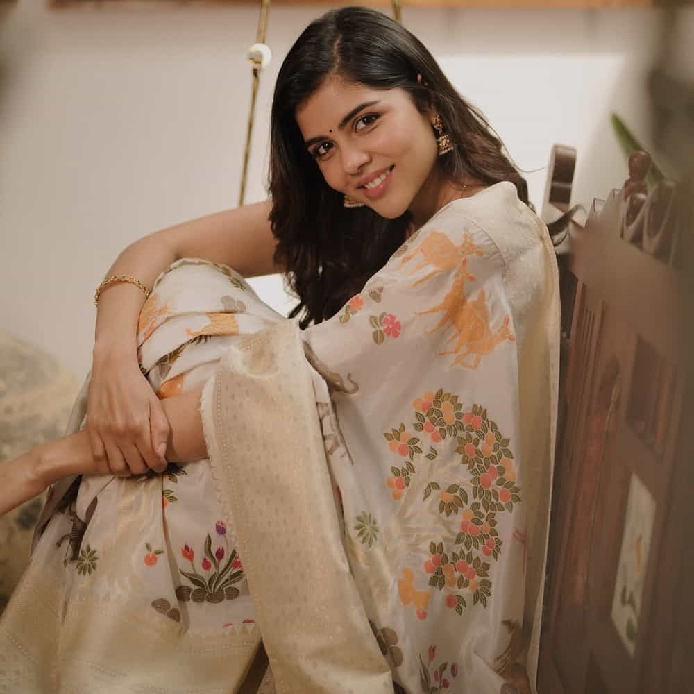 కల్యాణి ప్రియదర్శన్ ఇప్పుడు సోషల్ మీడియాలో చాలా యాక్టివ్ గా ఉంటుంది. నిత్యం ఏదోక పోస్ట్ చేస్తూ నెటిజన్లను ఆకట్టుకుంటుంది. అలాగే ఇప్పుడు లోకా సినిమా మరో బ్లాక్ బస్టర్ హిట్ అందుకుంది.