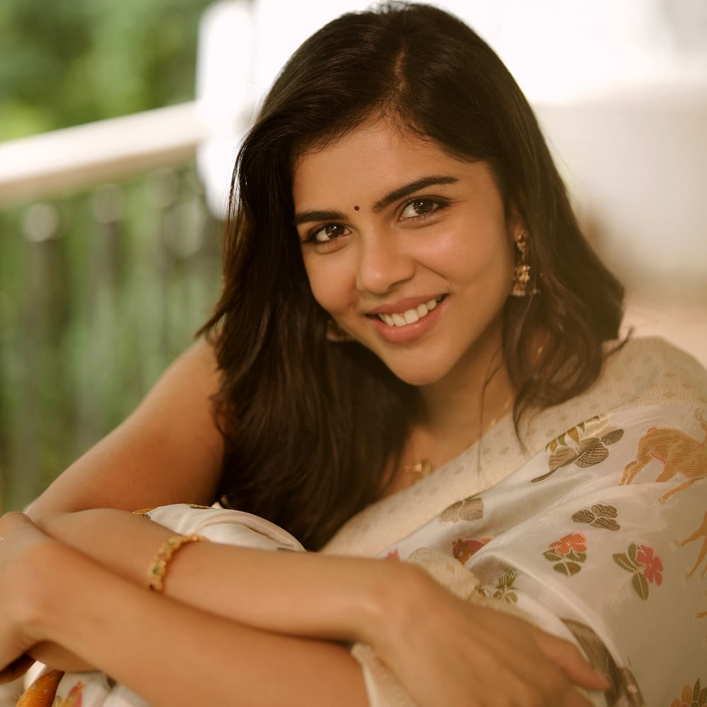 సినీరంగంలో సరైన బ్రేక్ కోసం ఎదురుచూస్తున్న హీరోయిన్లలో కళ్యాణి ప్రియదర్శన్ ఒకరు. వచ్చిన ప్రతి అవకాశాన్ని సద్వినియోగం చేసుకుంది.. కానీ ఇప్పటివరకు ఈ అమ్మడు ఖాతాలో సరైన హిట్టు మాత్రం పడలేదు.. కానీ ఇప్పుడు సాలిడ్ హిట్ తో ఇండస్ట్రీని షేక్ చేసింది.  సౌత్ ఇండస్ట్రీలో వరుస సినిమాలతో అలరించింది.