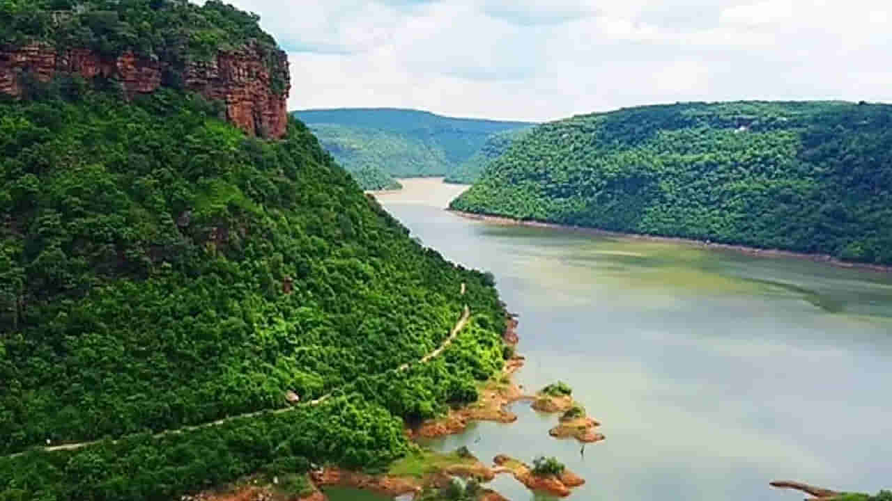 బాబోయ్ ఇదో భయానక నది.. ఈ నీటిని తాకడానికి కూడా జంకుతున్న జనాలు..! కారణం ఏంటంటే..