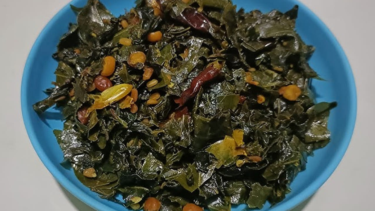 కసివింద చెట్టు ఆకులను వెన్నతో నూరి చచ్చుబడిన పక్షవాత భాగాలపైన ప్రతిరోజూ మర్దనా చేయడం వల్ల అవి పూర్వ స్థితికి చేరుకుంటాయి. కసివింద ఆకులను, వేరు బెరడును ఎండబెట్టి పొడిలా చేసుకుని తేనెను కలిపి లేపనంగా రాసుకోవడం వల్ల అనేక రకాల చర్మ వ్యాధులు, గాయాలు, వ్రణాలు తగ్గుతాయి.