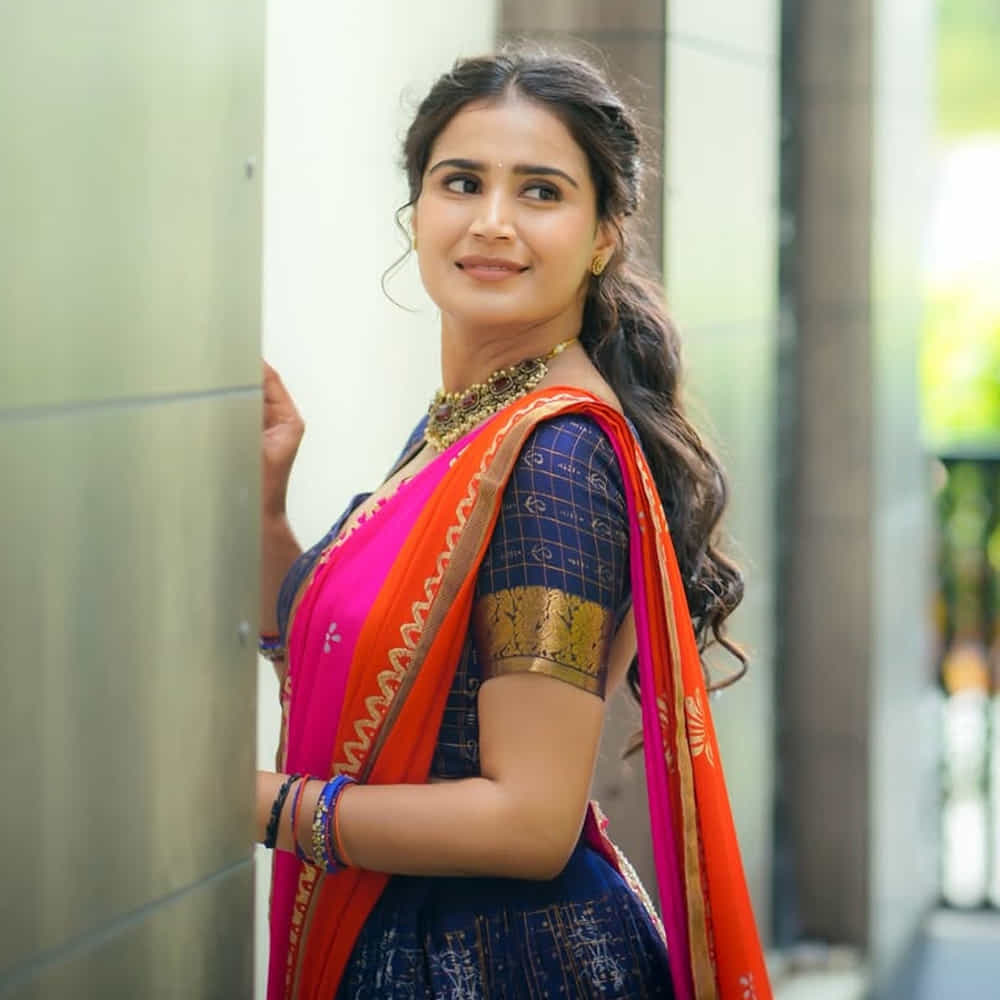 ఇక ఇప్పుడు సీజన్ 9లోకి ఈ అమ్మడు వైల్డ్ కార్డ్ ఎంట్రీ ఇవ్వనున్నట్లు సమాచారం. అయితే మొదట్లో బిగ్ బాస్ లోకి రావడానికి ఒప్పుకొని కావ్య.. తర్వాత గ్రీన్ సిగ్నల్ ఇచ్చిందట. దీంతో ఇప్పుడు ఆమె ఫోటోస్ నెట్టింట తెగ వైరలవుతున్నాయి. 