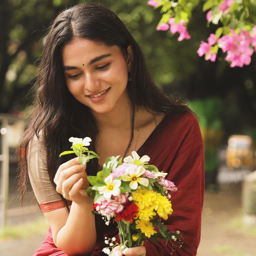 ఎన్టీఆర్, ప్రశాంత్ నీల్ డ్రాగన్‌ సినిమాతో రుక్మిణి వసంత్ టాలీవుడ్‌కు పరిచయం అవుతున్నారు. ఈ మధ్యే మదరాసిలో నటించారు రుక్మిణి. ప్రస్తుతం ఈమె బాగానే ట్రెండ్ అవుతున్నారు. 