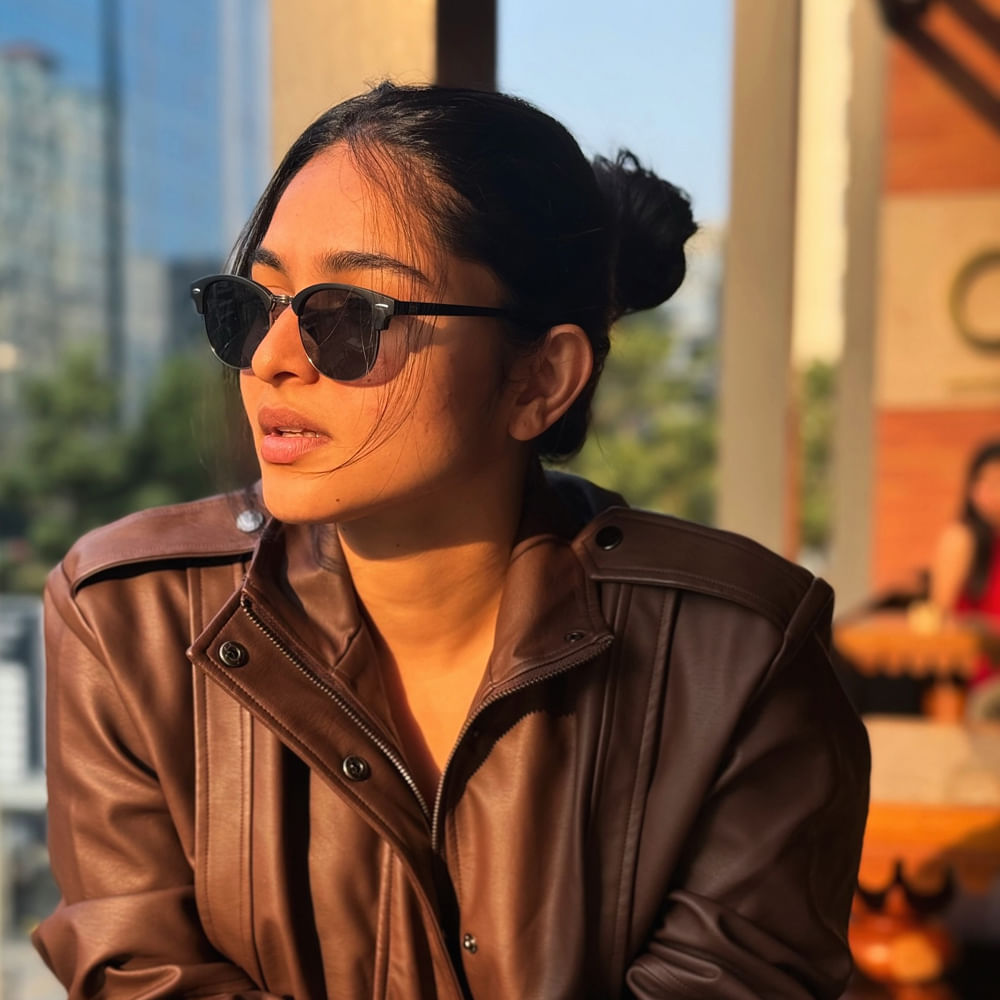 ఇక తెలుగు, మరాఠీ, తమిళంలో అనేక సినిమాల్లో హీరోయిన్ గా నటిస్తూ అభిమానుల మనసు దోచేసుకుంటున్న ఈ నటి, ఇప్పుడు నాని సినిమాలో ఛాన్స్ అందుకుందని తెలుస్తుంది. నిత్యం సోషల్ మీడియాలో యాక్టివ్ గా ఉంటూ తన క్యూట్ ఫోటోలతో అందరినీ ఆకట్టుకుంటుంది.