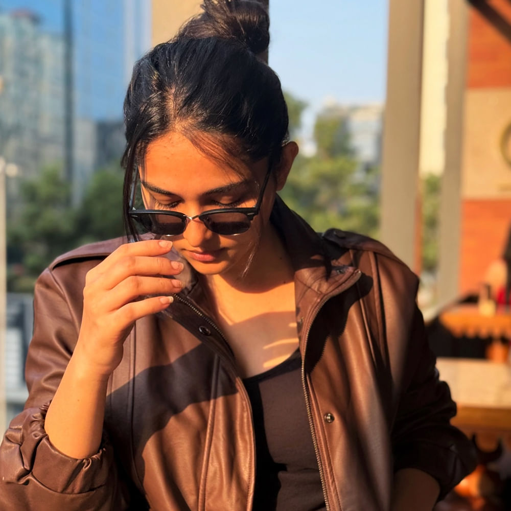 ప్రస్తుతం ఈ బ్యూటీ పూణేలో నివసిస్తోంది. గతంలో కొన్ని సినిమాలు చేసినప్పటికీ ఈ చిన్నది రీసెంట్ గా వచ్చిన డ్రాగన్ సినిమాతో ఒక్కసారిగా పాపులర్ అయ్యింది. ఈ సినిమాలో తన అందంతో కట్టిపడేసింది ఈ వయ్యారి భామ. దాంతో కుర్రాళ్లంతా ఈమె కోసం గూగుల్ ను గాలిస్తున్నారు.