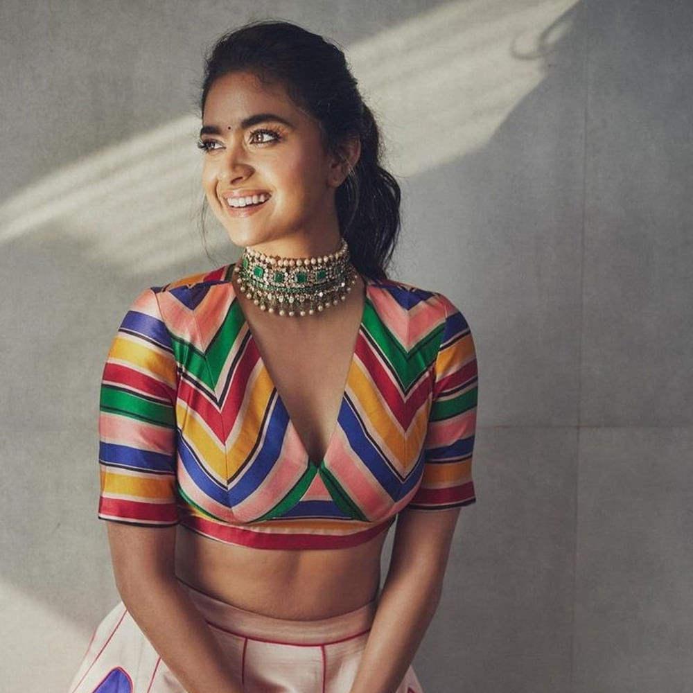 ఒకప్పుడు మనం చూసిన కీర్తి సురేష్ ఇప్పుడు కనబడట్లేదు.. ఈమె వేరు.. మరీ ముఖ్యంగా పెళ్లి తర్వాత కీర్తి మారిన తీరు అందర్నీ ఆశ్చర్యపరుస్తుంది. గ్లామర్ షోలో PhD పూర్తి చేసింది. 