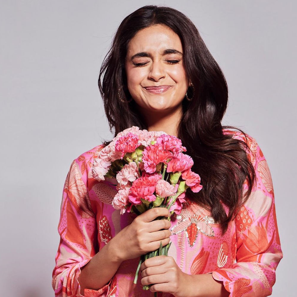 బేబీ జాన్ నుంచి నాన్ స్టాప్ గ్లామర్ షోతో నిద్ర లేకుండా చేస్తున్నారు కీర్తి. తాజాగా ఓ ఇంటర్నేషనల్ మ్యాగజైన్ కవర్ పేజీపై కీర్తి పోజులు మామూలుగా లేవు.చూస్తున్నారుగా కీర్తి సురేష్ 2.0ను..! సినిమాల కంటే బయటే ఎక్కువగా గ్లామర్ షో చేస్తున్నారు కీర్తి. 