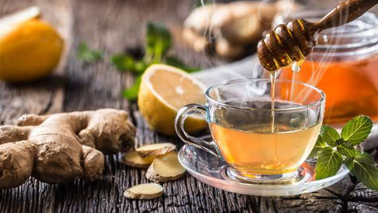 అల్లం టీ: అల్లంలో యాంటీఆక్సిడెంట్ , యాంటీ ఇన్ఫ్లమేటరీ లక్షణాలు ఉన్నాయి. ఇది మూత్రపిండాల వాపును తగ్గించడంలో సహాయపడతాయి. జీర్ణక్రియను కూడా మెరుగుపరుస్తుంది. ఇది మూత్రపిండాలపై తక్కువ ఒత్తిడిని కలిగించేలా చేస్తుంది. తయారుచేసే విధానం: ఒక కప్పు నీటిలో చిన్న అల్లం ముక్కను మరిగించి.. కొన్ని నిమిషాల తర్వాత వడకట్టి ఆ నీటిని త్రాగాలి.
