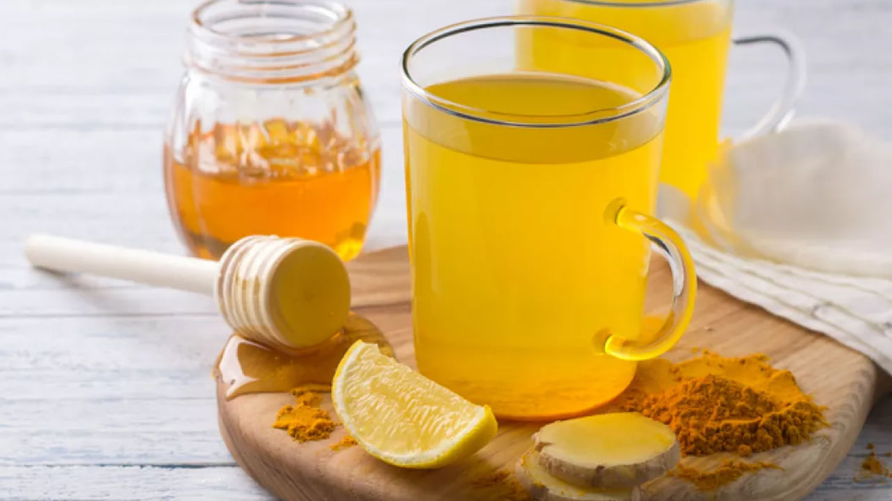 పసుపు టీ: పసుపులో కర్కుమిన్ అనే శక్తివంతమైన ఎంజైమ్ ఉంది. ఇది యాంటీ ఇన్ఫ్లమేటరీ, యాంటీఆక్సిడెంట్ లక్షణాలను కలిగి ఉంటుంది. ఇది మూత్రపిండాలను దెబ్బతినకుండా కాపాడుతుంది. కిడ్నీ వాపును తగ్గిస్తుంది. తయారుచేసే విధానం: పావు టీస్పూన్ పసుపు పొడి , చిటికెడు మిరియాల పొడిని ఒక కప్పు నీటిలో కలపండి (నల్ల మిరియాలు పసుపు బాగా గ్రహించడానికి సహాయపడుతుంది). ఈ నీటిని 5 నిమిషాలు మరిగించి త్రాగాలి.