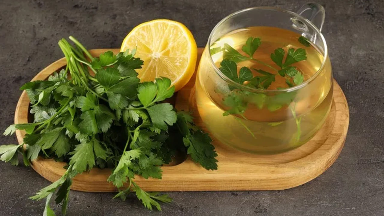 పార్స్లీ టీ (కొత్తిమీర టీ): కొత్తిమీర ఆకులు సహజ మూత్రవిసర్జన కారి. అంటే ఇవి మూత్ర విసర్జనను పెంచడంలో సహాయపడుతుంది. దీంతో శరీరంలో ఉన్న విష పదార్థాలను తొలగించడానికి సహాయపడతాయి. అంతేకాదు మూత్రపిండాల్లో రాళ్లను నివారించడంలో కూడా ఇది సహాయపడుతుంది. తయారుచేసే విధానం: తాజా పార్స్లీ ఆకులను నీటిలో 5-10 నిమిషాలు మరిగించి, వడకట్టి త్రాగాలి.
