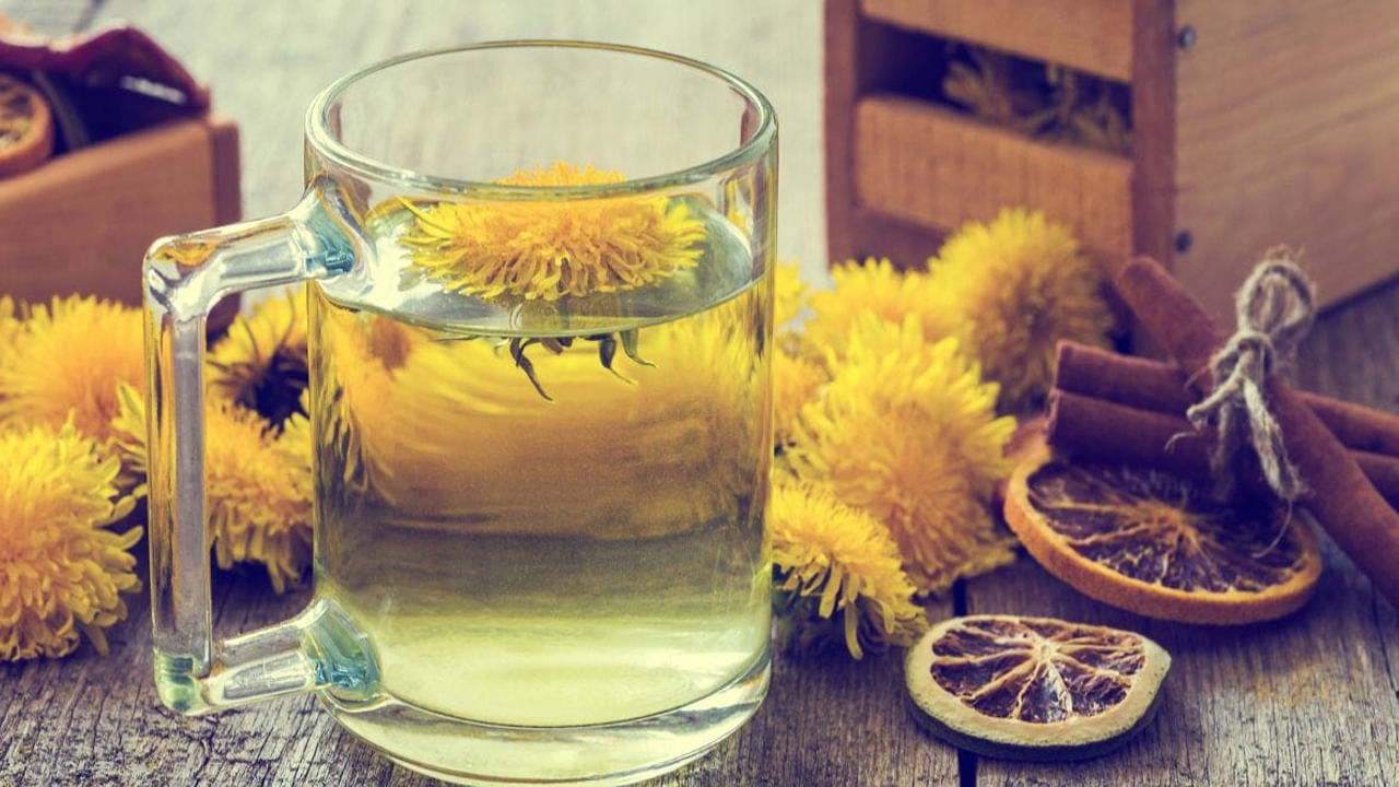 
డాండెలైన్ రూట్ టీ:  కలుపు మొక్కగా పట్టించుకోని డాండెలైన్ రూట్ సాంప్రదాయకంగా మూత్రపిండాలు, కాలేయాన్ని శుభ్రపరచడానికి ఉపయోగించబడుతుంది. ఇది సహజ మూత్రవిసర్జన కూడా, మూత్రపిండాల పనితీరును మెరుగుపరచడంలో సహాయపడుతుంది. తయారుచేసే విధానం: ఎండిన డాండెలైన్ వేర్లను నీటిలో తక్కువ మంట మీద 10-15 నిమిషాలు మరిగించాలి. తరవాత ఆ నీటిని వడకట్టి త్రాగాలి.
