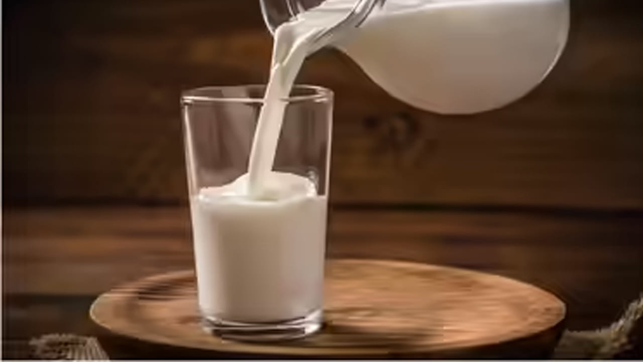 Kitchen Hacks: ఇంట్లోనే ఈ సింపుల్ టిప్స్ తో స్వచ్చమైన పాలు, నకిలీ పాల మధ్య తేడా గుర్తించండి..