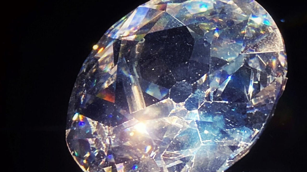 1851లో కోహినూరు లండన్‌లోని గ్రేట్‌ ఎగ్జిబిషన్‌లో ప్రదర్శనకు ఉంచారు. ఆ ప్రదర్శన తర్వాత దాని రూపాన్ని మెరుగుపరచడానికి రాయిని కత్తిరించి పాలిష్‌ చేశారు. కోహినూరును కత్తిరించి పాలిష్‌ చేసిన తర్వాత అది కిరీట ఆభరణాల్లో భాగమైంది. క్వీన్‌ విక్టోరియా దీనిని గౌన్‌కు కుడివైపున బ్రోచ్‌గా ధరించారు. 