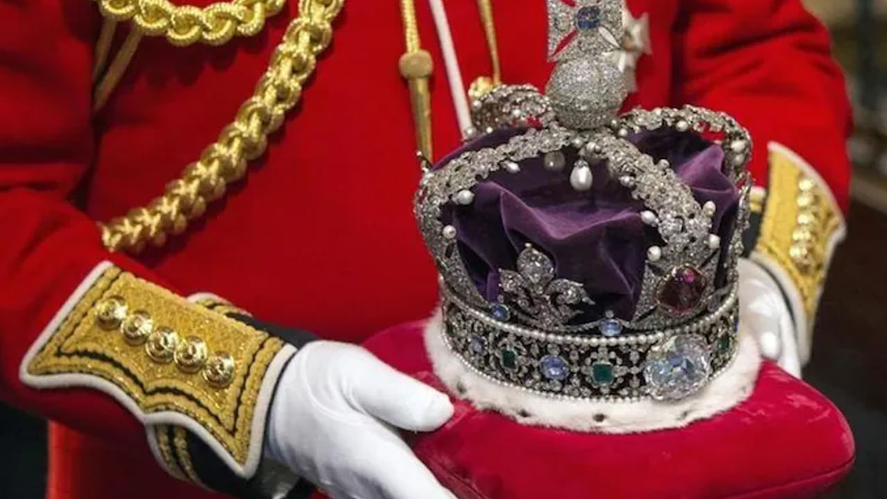 ఈ వజ్రం పర్షియన్, మొఘల్ పాలకుల ద్వారా బ్రిటిష్ పాలకుల వద్దకు చేరింది. ఈ వజ్రం బ్రిటన్ రాజు ప్రిన్స్ చార్లెస్ దగ్గర ఉంది. ప్రపంచంలోనే అత్యంత అరుదైన ఈ వజ్రం ధర ఎంతో తెలుసా? కోహినూర్ వజ్రం అమ్మదగినది కాదు ఇది అమూల్యమైనదిగా పరిగణిస్తారు.