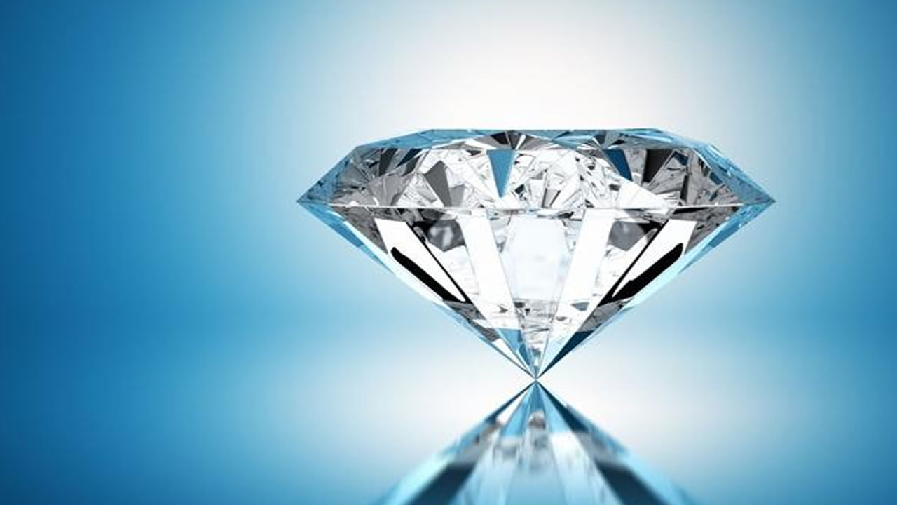 ప్రపంచంలోనే అత్యంత విలువైన, అరుదైన వజ్రం కోహినూర్. వజ్రం కోసం చరిత్రలో ఎన్నో యుద్ధాలు జరిగాయి. కోహినూరు వజ్రం చరిత్ర చుట్టూ కూడా ఎన్నో వివాదాలు ఉన్నాయి. అయితే, భారత్‌లోని తెలుగు నేలపై దొరికిన ఈ వజ్రం ఎన్నో రాజవంశాల చేతులు మారింది. 