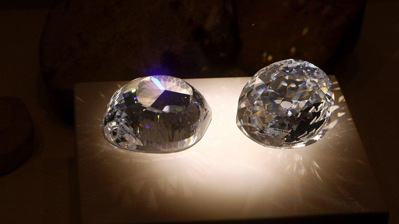 ఇది 105.6 క్యారెట్లు .. 21.12 గ్రాముల బరువు ఉంటుంది. కోహినూర్ వజ్రం పుట్టింది కృష్ణా తీరంలో ఉన్న కోల్లూరు గనులలో అని చరిత్రకారులు చెబుతున్నారు. కోహినూర్  అంటే అర్థం కాంతి... వెలుగు పర్వతం అని అర్థం. ఈ వజ్రం పర్షియన్, మొఘల్ పాలకుల ద్వారా బ్రిటిష్ పాలకుల వద్దకు చేరింది.